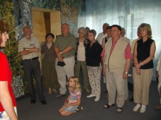 Besuchergruppe in der Ausstellung "Erlebniswelt Grundwasser"